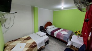 Escritorio, espacio para trabajar con laptop y wifi gratis 