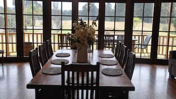 Maison Majestueuse, 4 chambres (4 King beds / 8 King Singles) | Restauration familiale