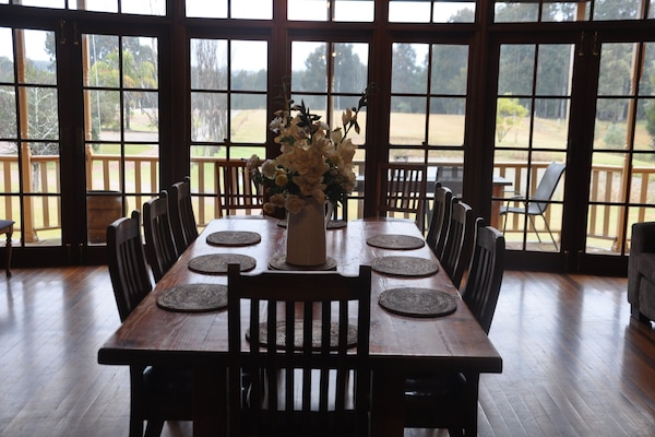 Residence (4 King beds / 8 King Singles) | Family dining