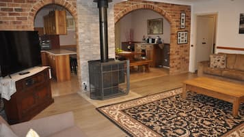 The Homestead (5 King Beds or 12 Single Beds) | Living area