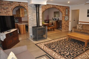 Televisión LED, chimenea, Netflix, reproductor de DVD