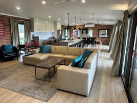 Casa familiar | Zona de estar | Una televisión LED, una chimenea, Netflix, un reproductor de DVD