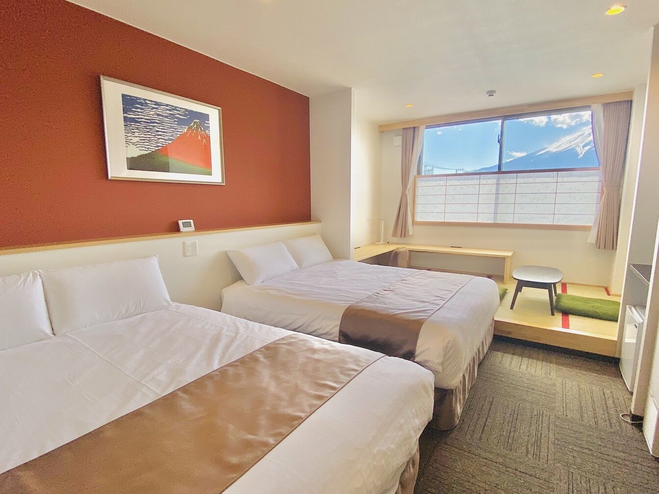 Desk, soundproofing, free WiFi, bed sheets