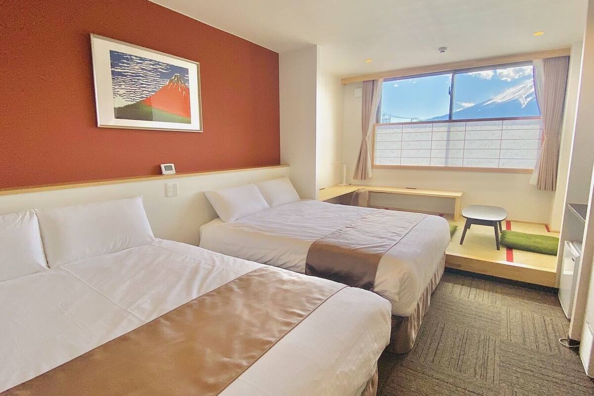 Escrivaninha, quartos à prova de som, Wi-Fi de cortesia, roupa de cama