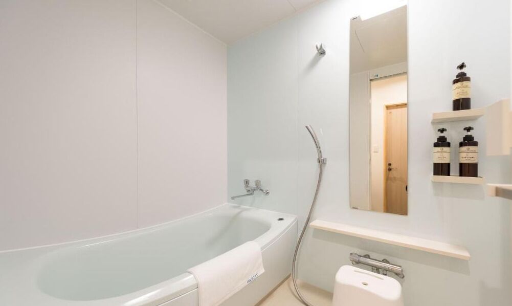 family room, non smoking | bathroom | shower, free toiletries, hair dryer, slippers