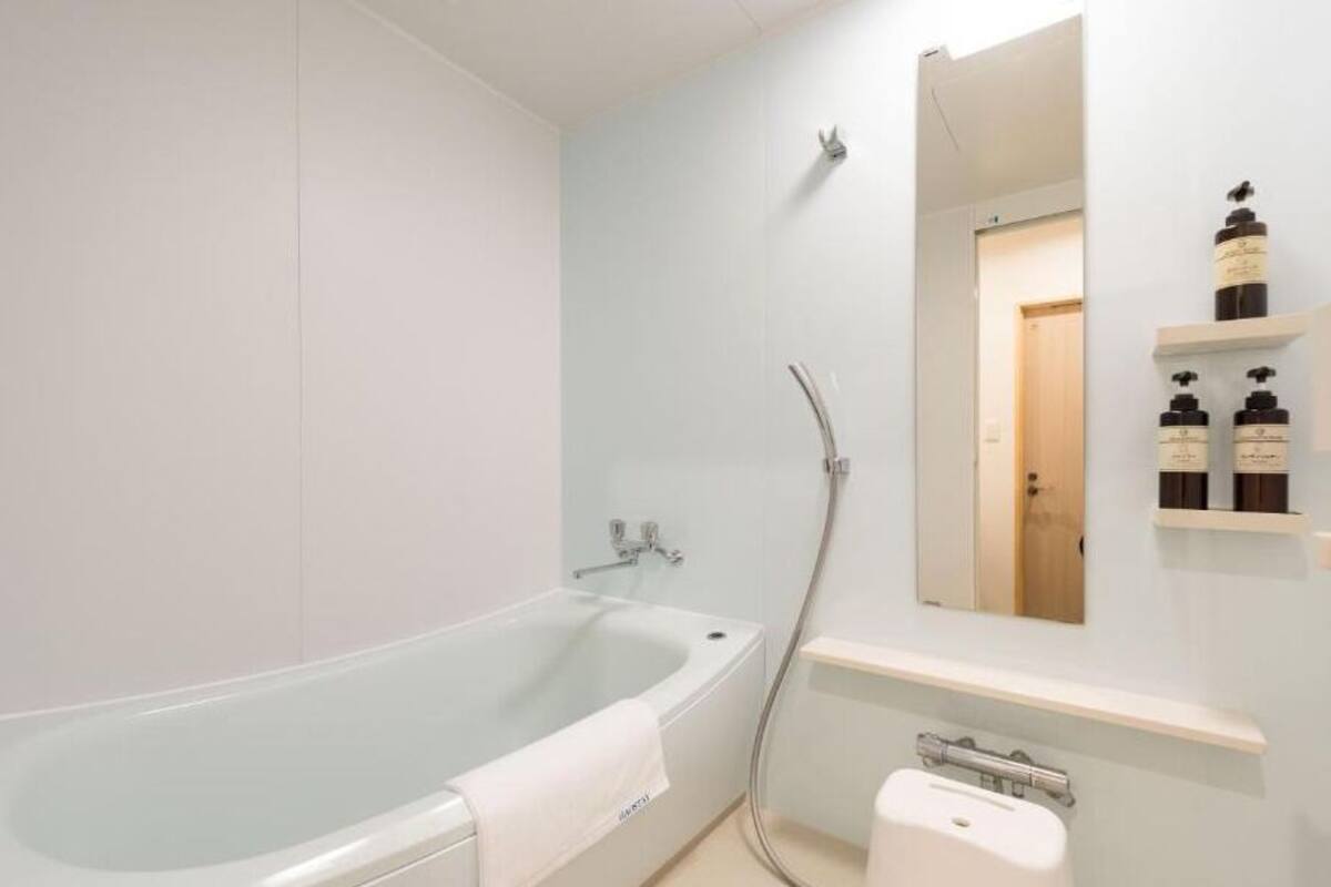 family room, non smoking | bathroom | shower, free toiletries, hair dryer, slippers