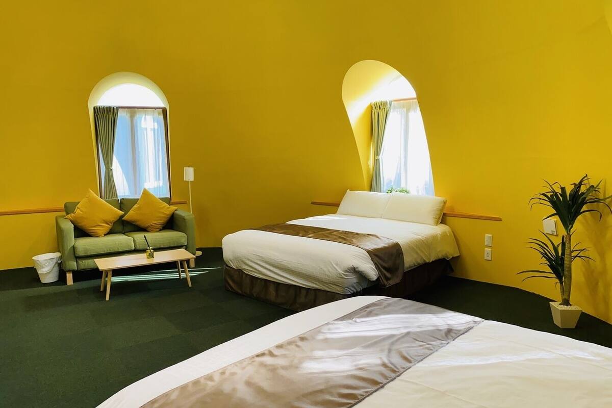 Escrivaninha, quartos à prova de som, Wi-Fi de cortesia, roupa de cama