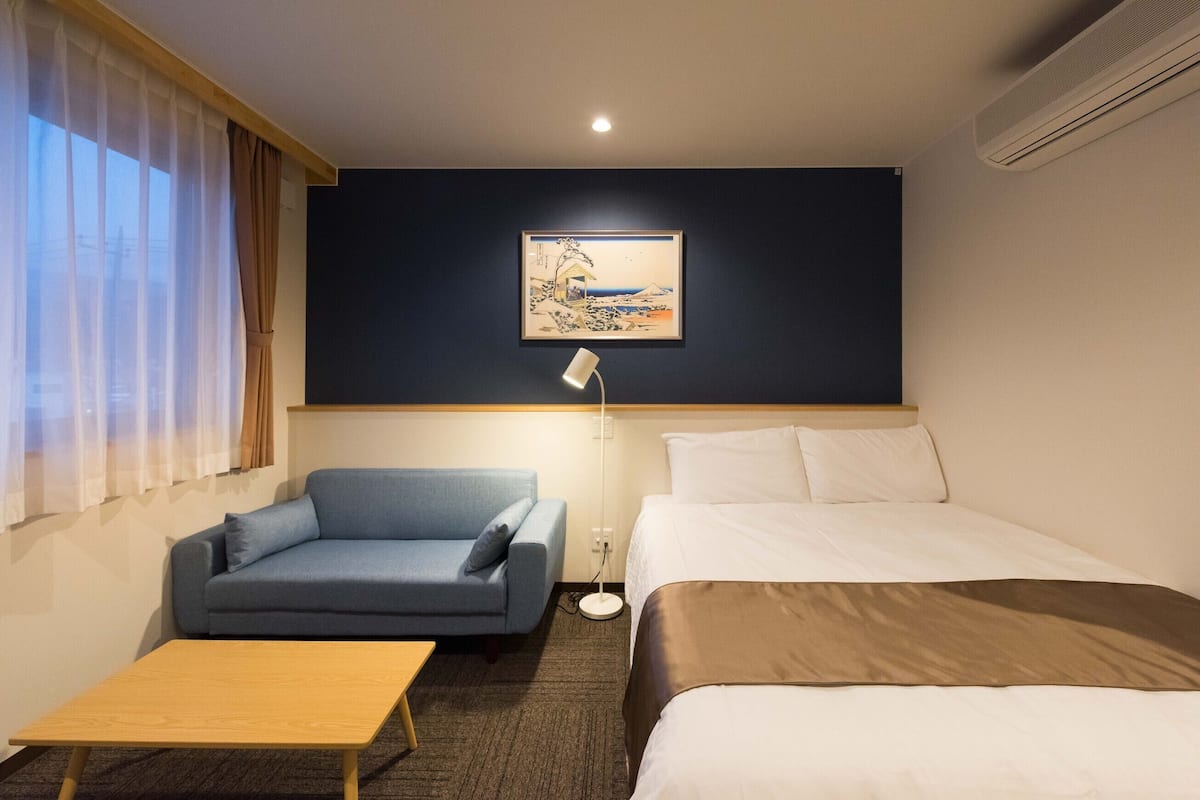 Escrivaninha, quartos à prova de som, Wi-Fi de cortesia, roupa de cama