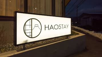 Un letrero de HAOSTAY con un icono de montaña y texto.