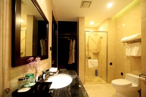 Superior Twin Room | Bathroom | Shower, free toiletries, hair dryer, slippers