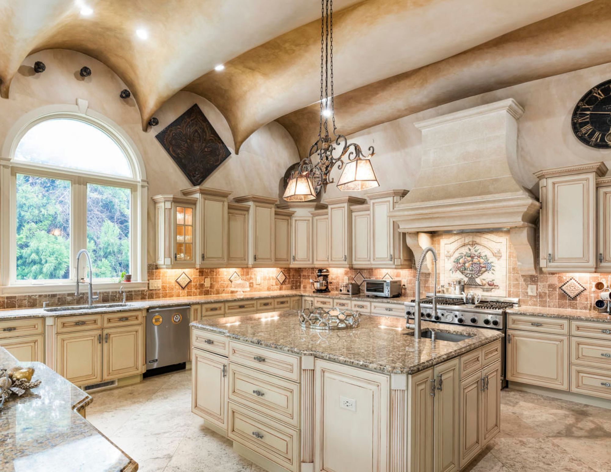 Holiday Vacation Mansion + Hot Tub near DT Atlanta