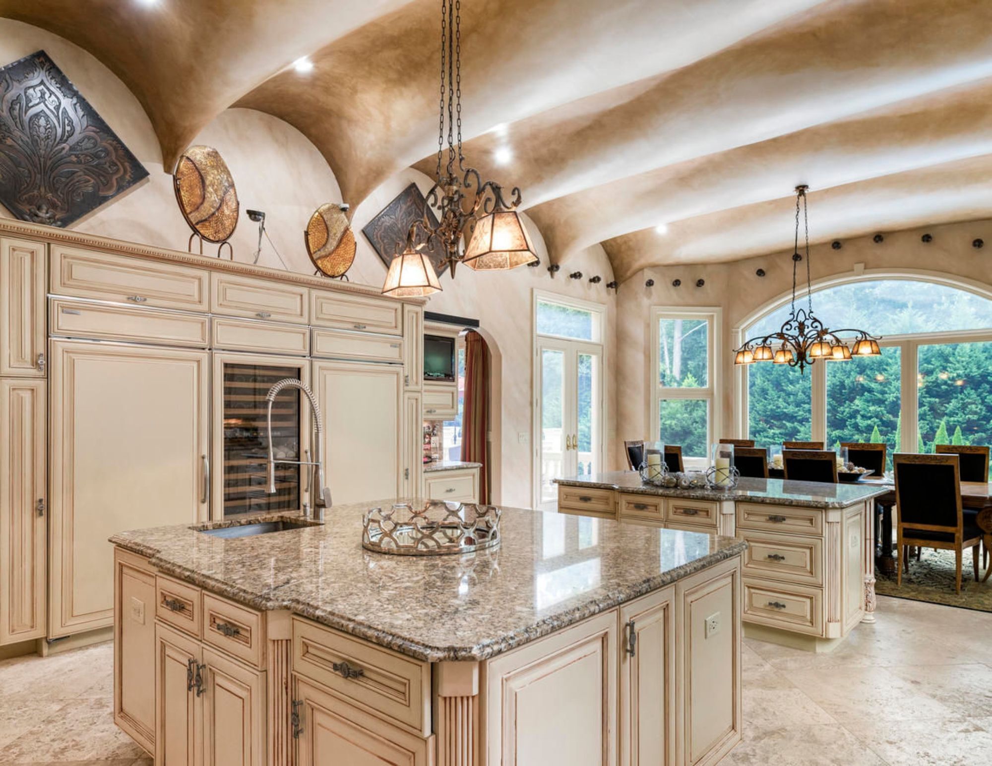 Holiday Vacation Mansion + Hot Tub near DT Atlanta