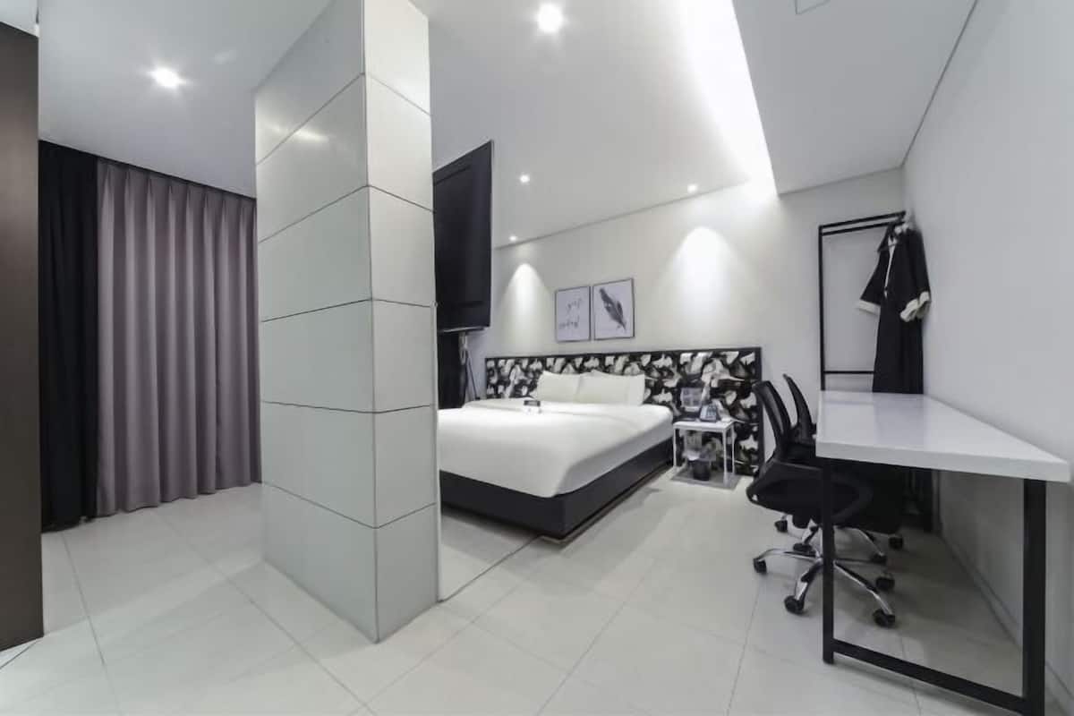 Premium bedding, down duvets, minibar, desk