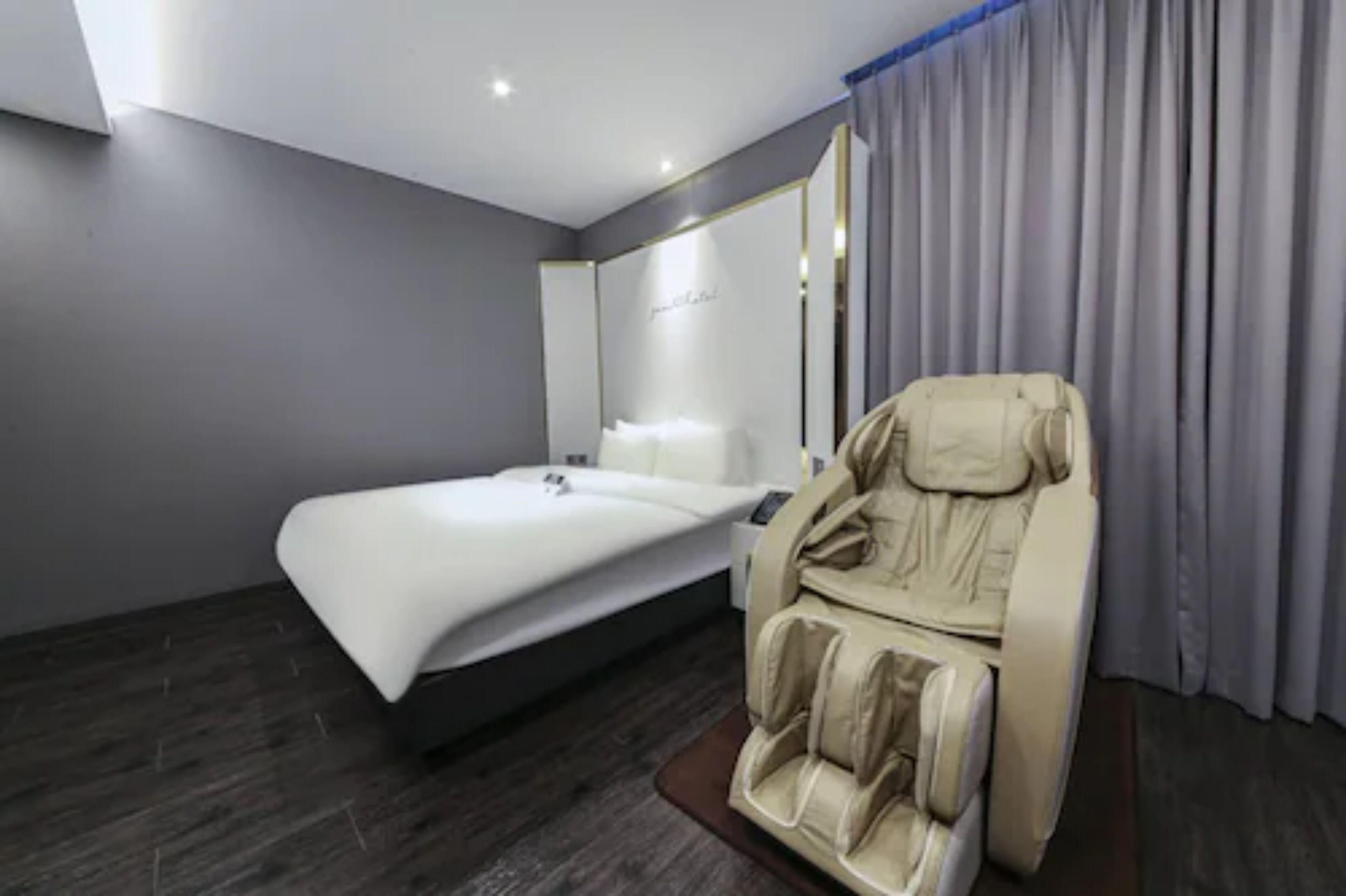luxury double room | 1 bedroom, minibar, individually decorated, desk
