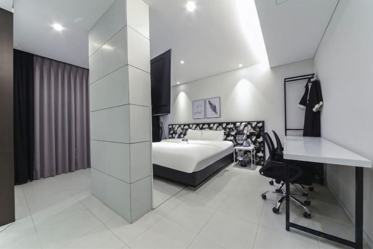 Premium bedding, down duvets, minibar, desk
