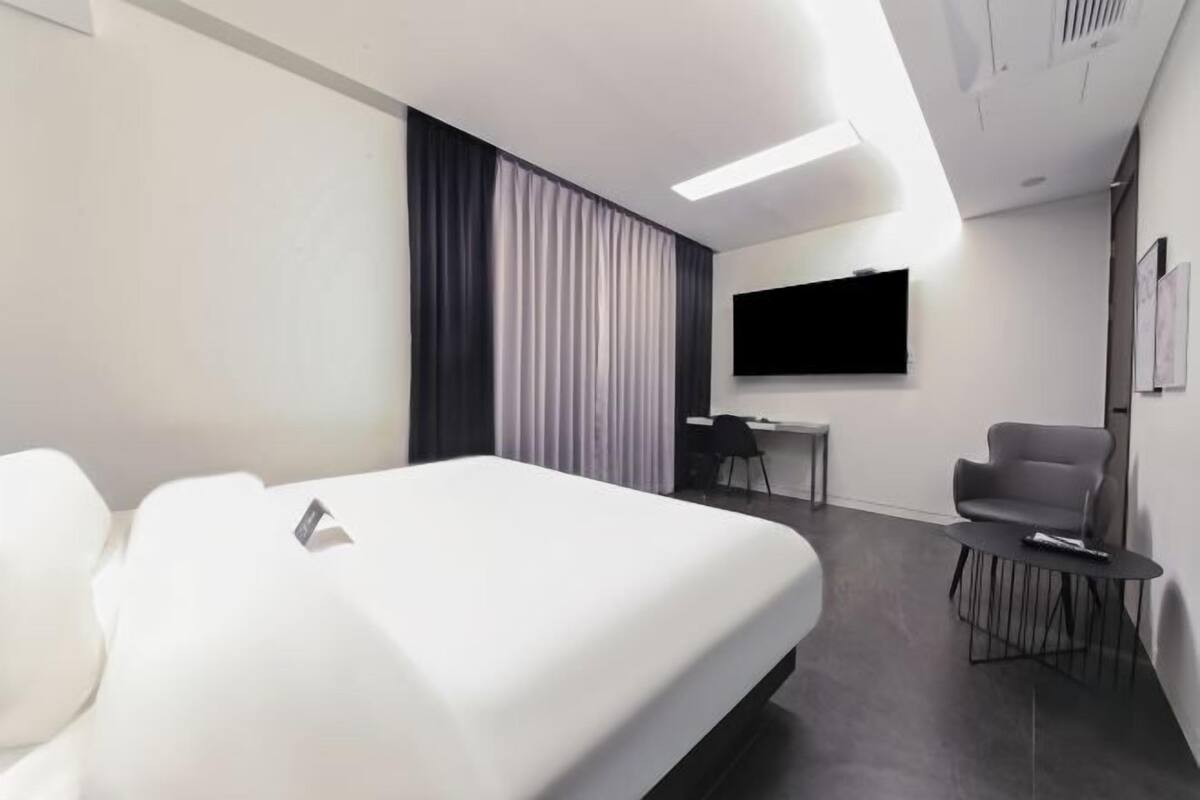 Premium bedding, down duvets, minibar, desk