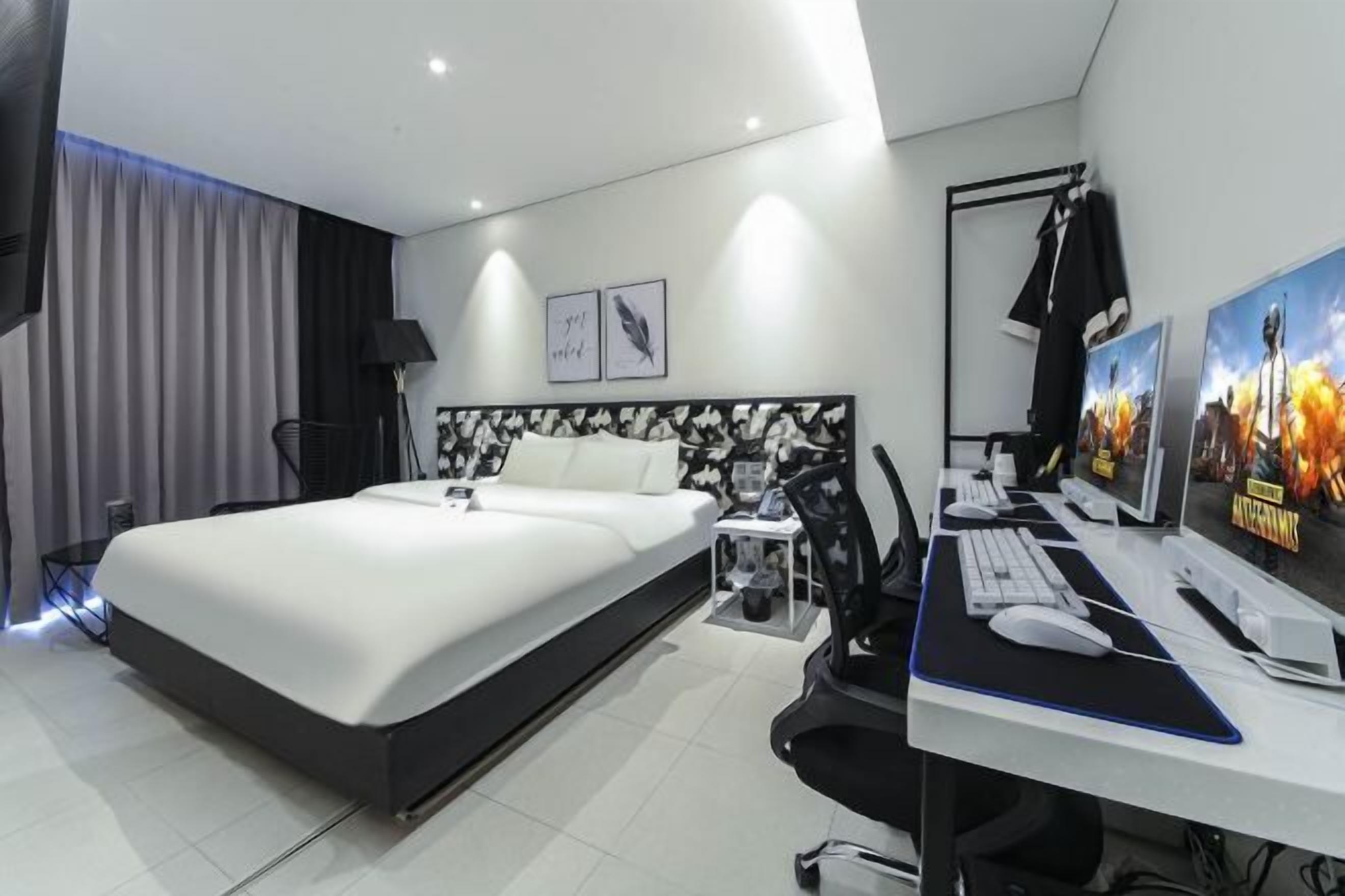 Een minibar, individueel gedecoreerd, een bureau