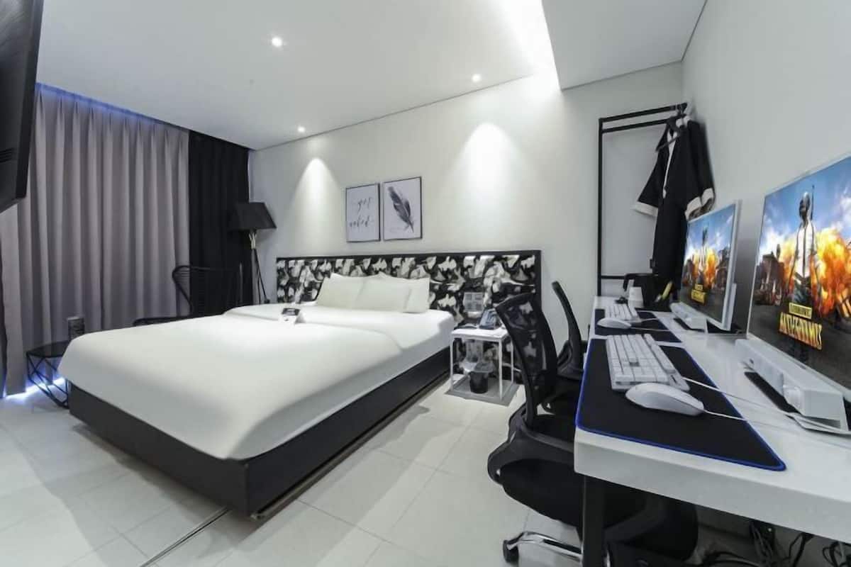 ミニバー、客室ごとに異なる装飾、デスク、遮光カーテン