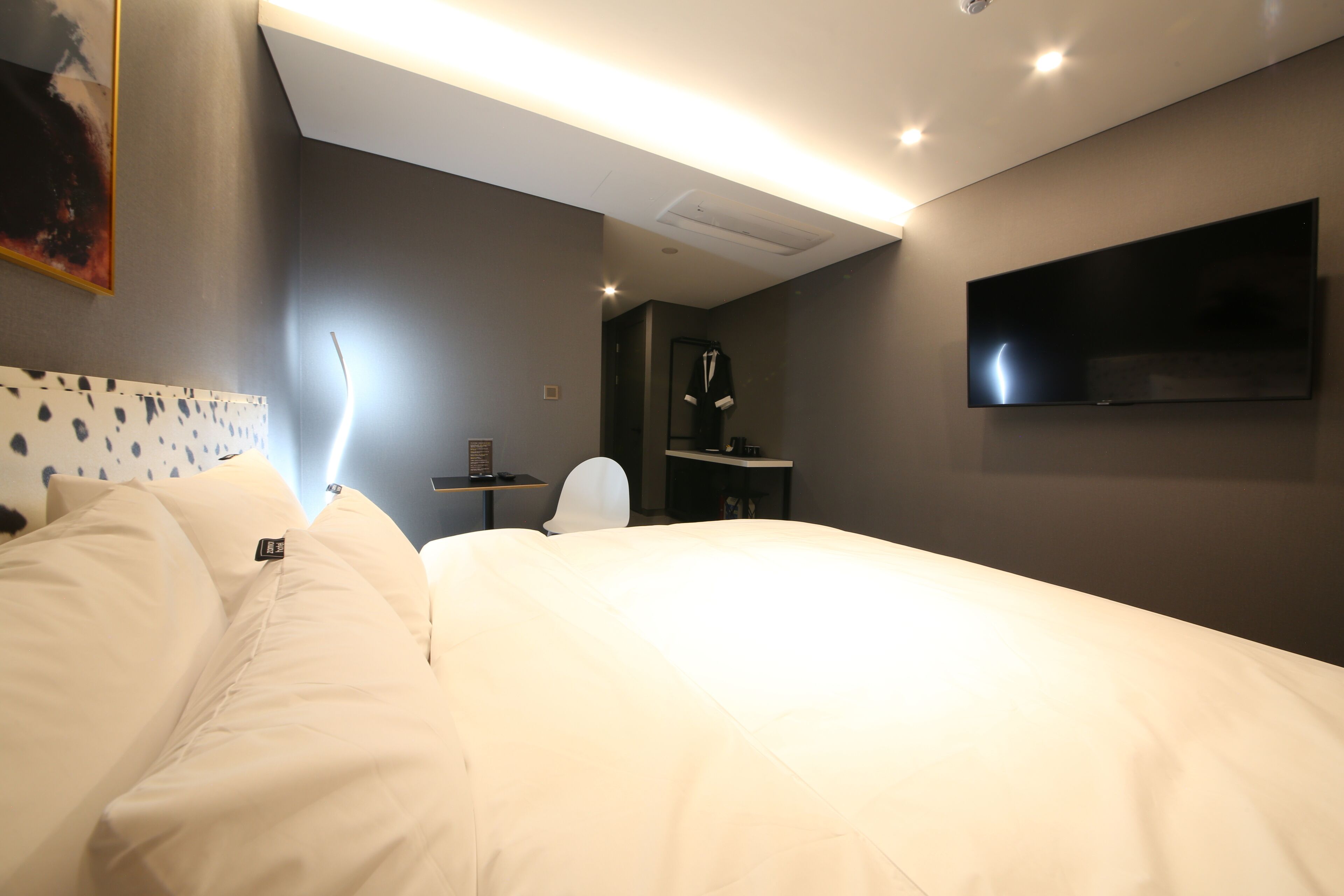 standard room | 1 bedroom, minibar, individually decorated, desk