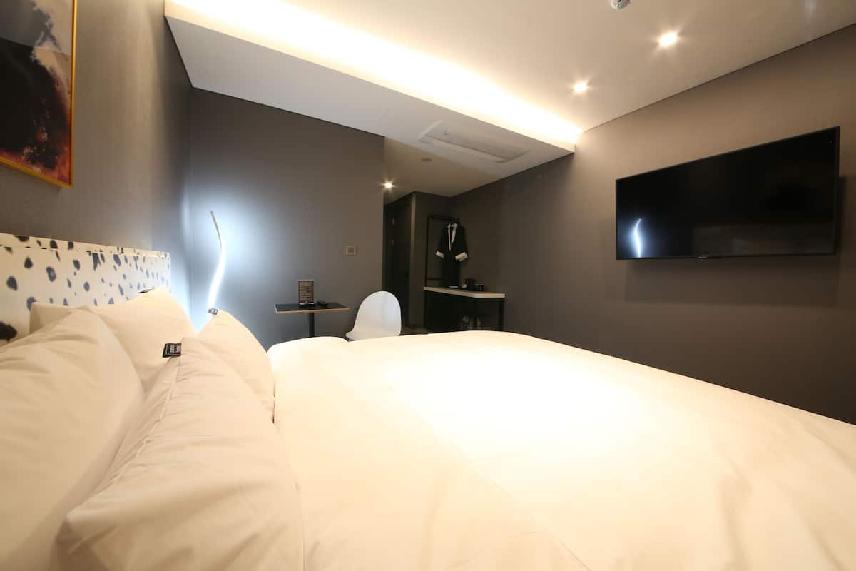 standard room | 1 bedroom, minibar, individually decorated, desk