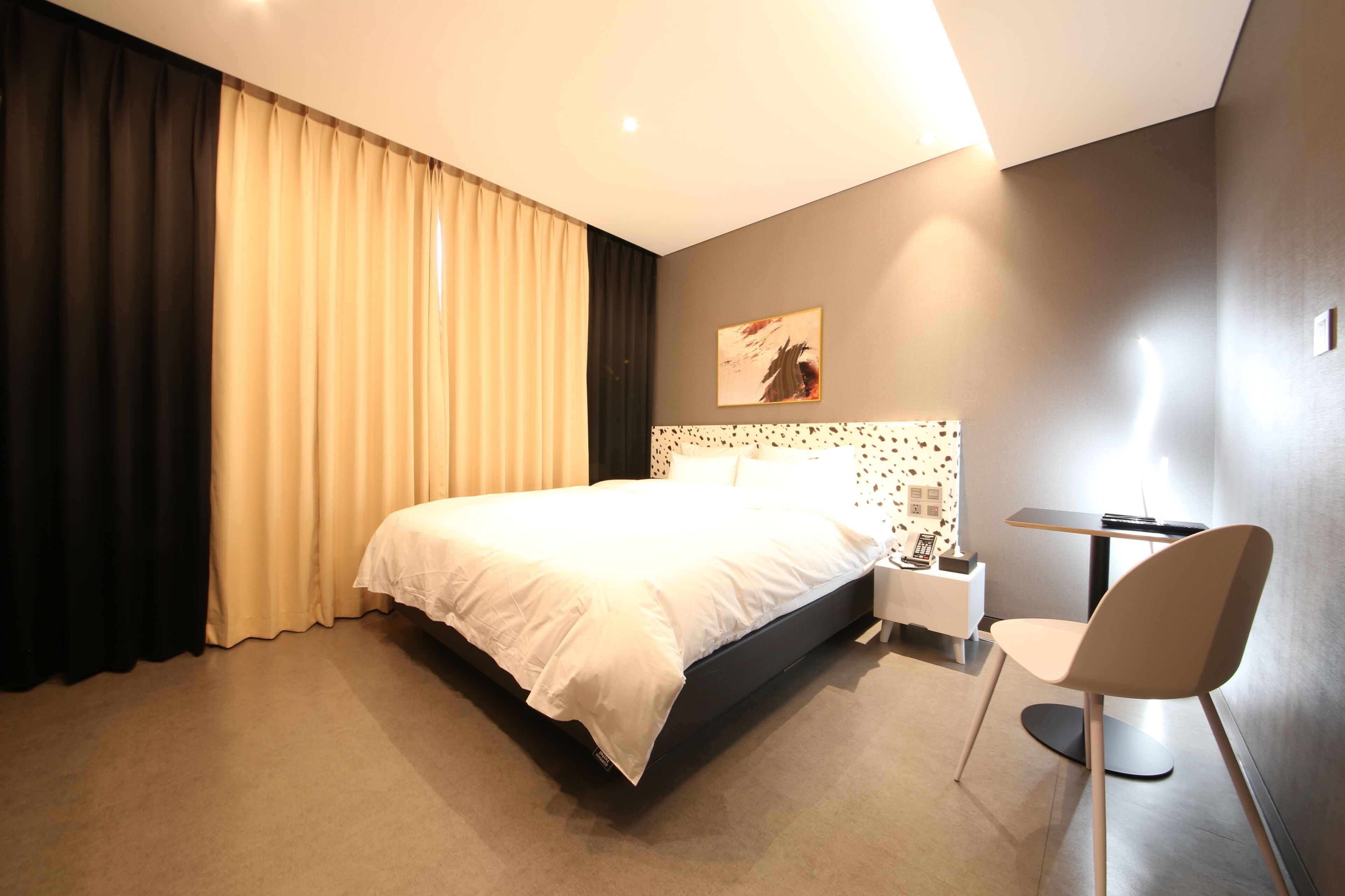 standard room | 1 bedroom, minibar, individually decorated, desk