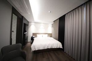 Chambre Deluxe | Minibar, décor unique, bureau, rideaux d’obscurcissement