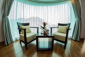 Luksusstudiosviitti, 1 suuri parisänky, tupakointi kielletty, oma kylpyhuone | Olohuone | 42–tuumainen LED-televisio, jossa kaapelikanavat