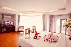 Luxury Studio Suite, 1 King Bed, Non Smoking, Private Bathroom