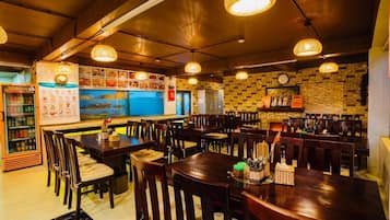 Breakfast, lunch, dinner served; Vietnamese cuisine