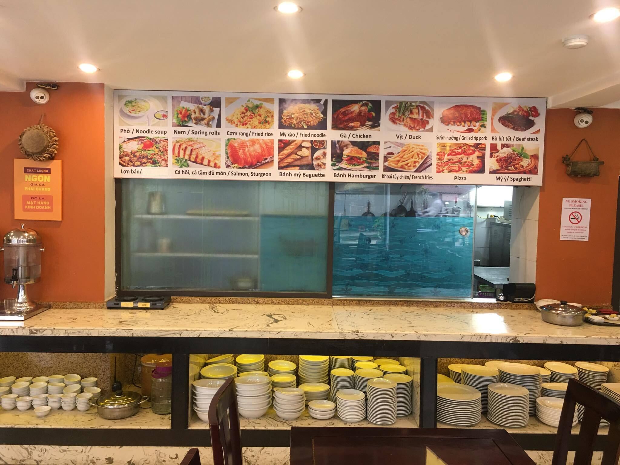 Un comptoir de restaurant avec un menu présentant différents plats.