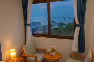 Premium Triple Room | Living area