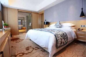 Deluxe-Suite | Schreibtisch, Verdunkelungsvorhänge, kostenloses WLAN, Bettwäsche