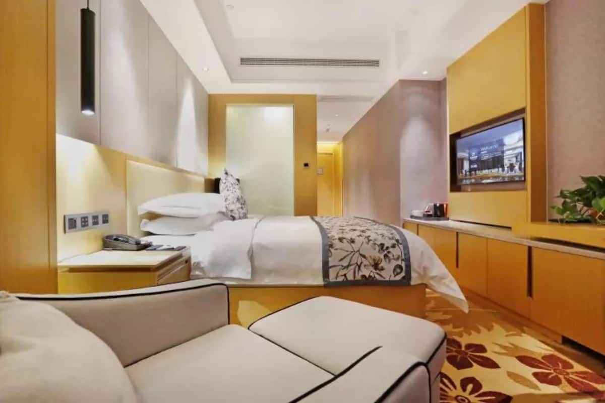 Business Double Room | 1 bedroom, desk, blackout curtains, free WiFi