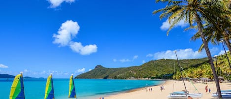 Una spiaggia nelle vicinanze, sabbia bianca