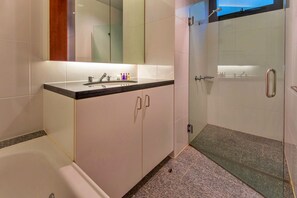 Apartamento, 3 habitaciones | Baño | Bañera y ducha independientes y cabezal de ducha tipo lluvia