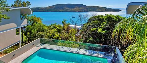 3 piscines extérieures, parasols de plage, chaises longues