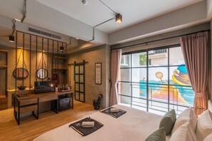 S Loft Deluxe | Een minibar, een kluis op de kamer, een bureau, gratis wifi