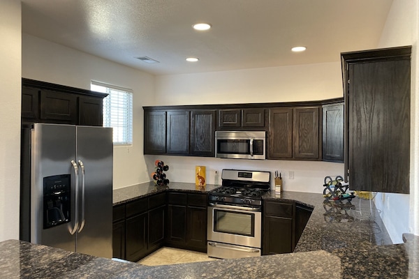 Kylskåp, mikrovågsugn, ugn och spishäll