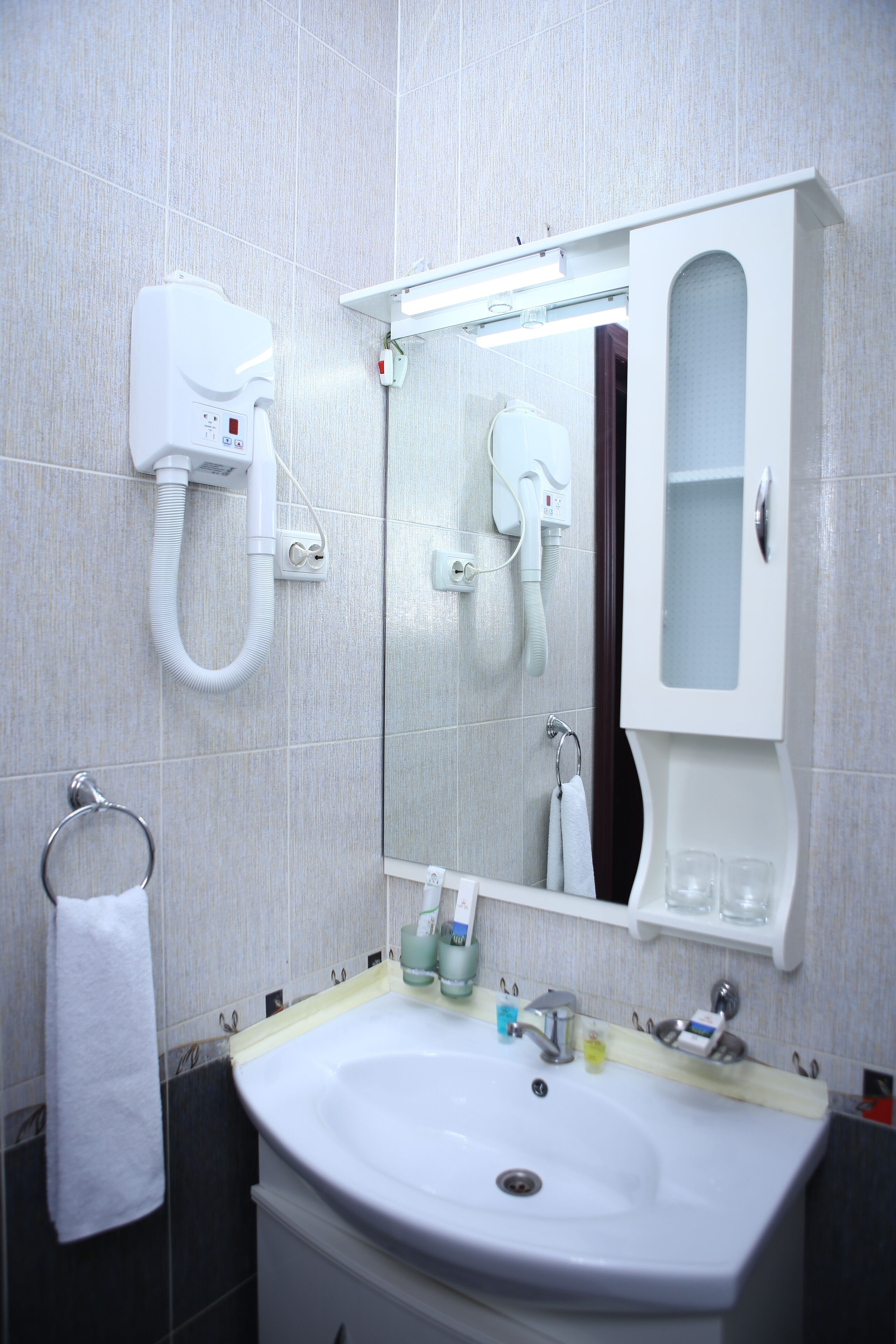 suite | bathroom | rainfall showerhead, free toiletries, hair dryer, bathrobes