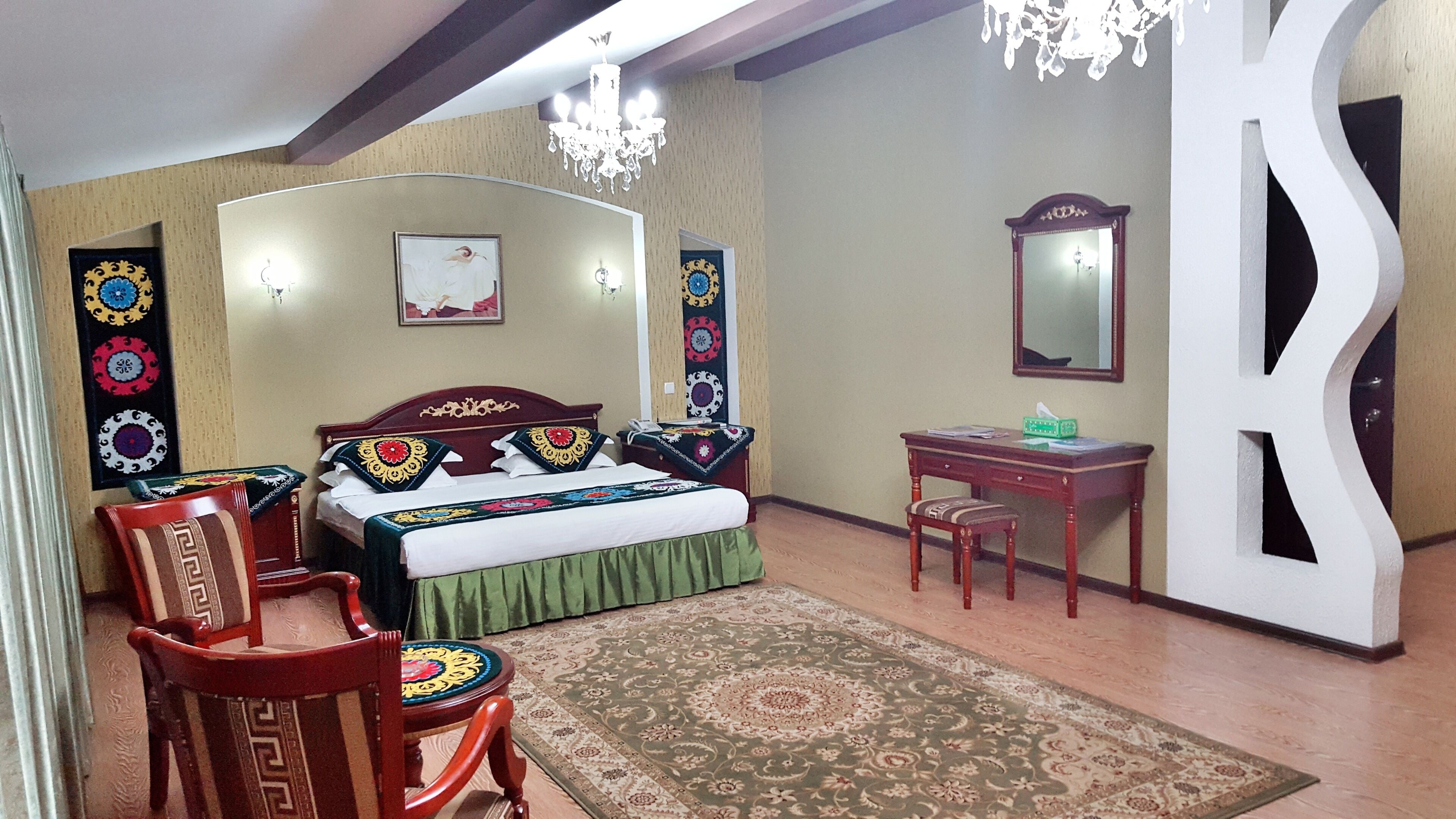 suite | premium bedding, down duvets, desk, laptop workspace