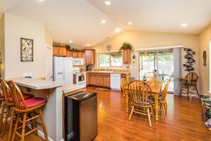 Geladeira, micro-ondas, fogão, cooktop