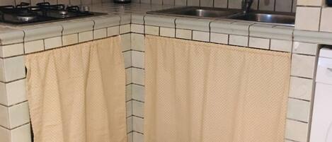 Kühlschrank, Ofen, Herdplatte, Wasserkocher