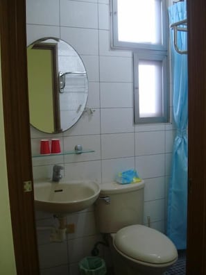 Standard Twin Room, Private Bathroom | Bathroom | Shower, free toiletries, hair dryer, towels - Hong Hu Ju Captain Sung's House (Baisha)