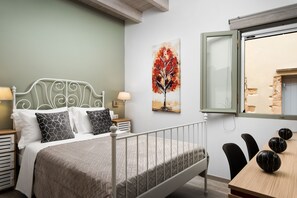 3 bedrooms, in-room safe, desk, soundproofing