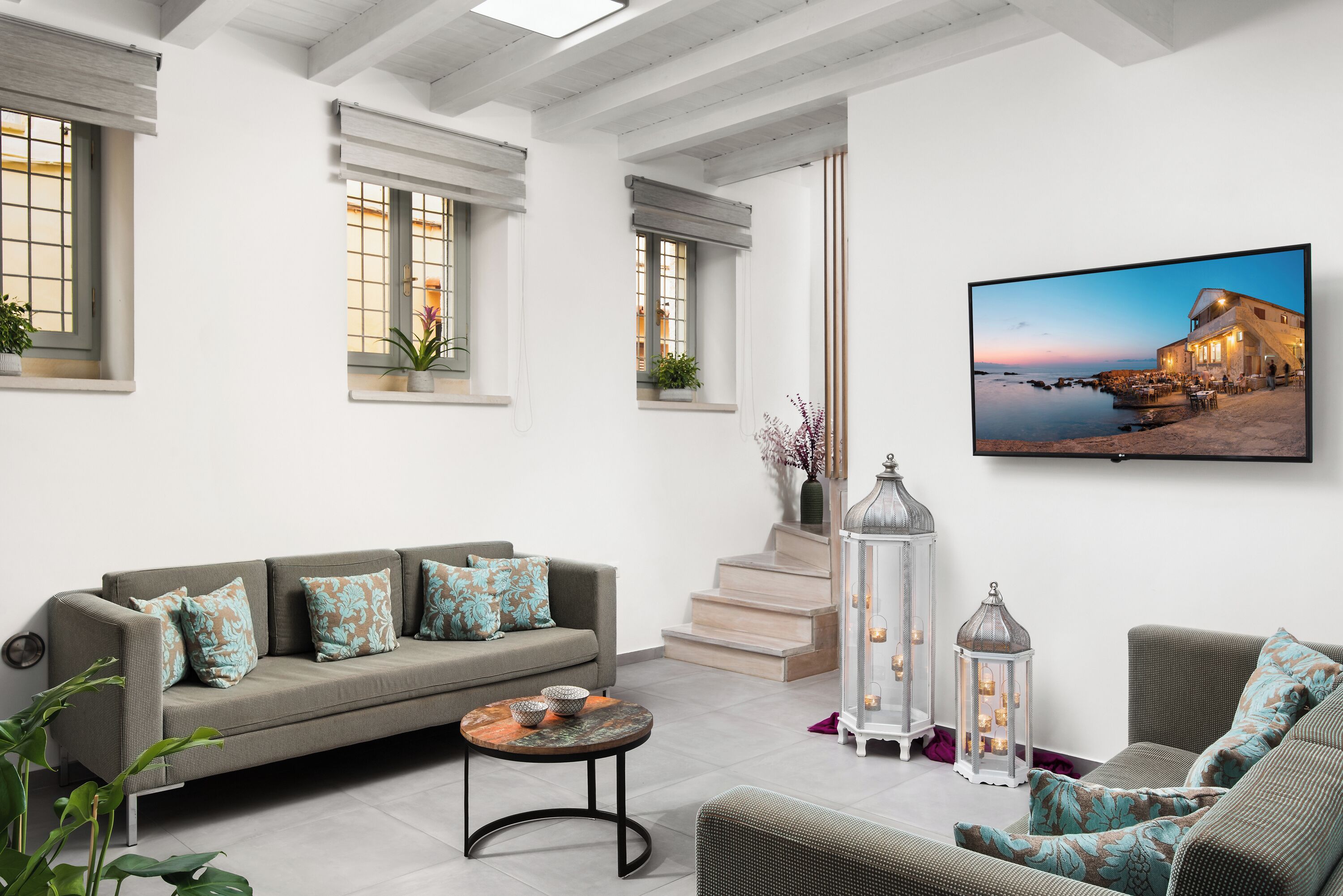 Smart TV, Netflix, books, streaming services