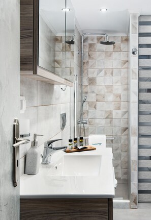 Combined shower/bathtub, hair dryer, slippers, towels