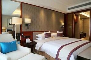 Escritorio, cortinas blackout y wifi gratis