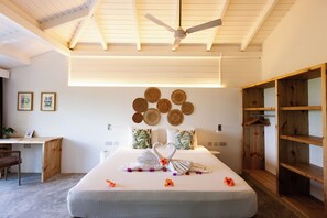 Una habitación de hotel con cama, escritorio y armario.