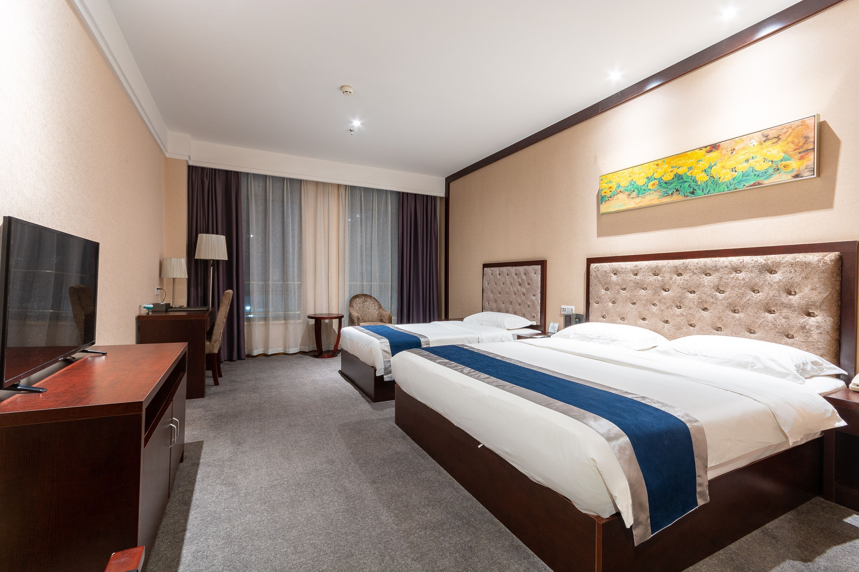 desk, blackout curtains, soundproofing, free wifi