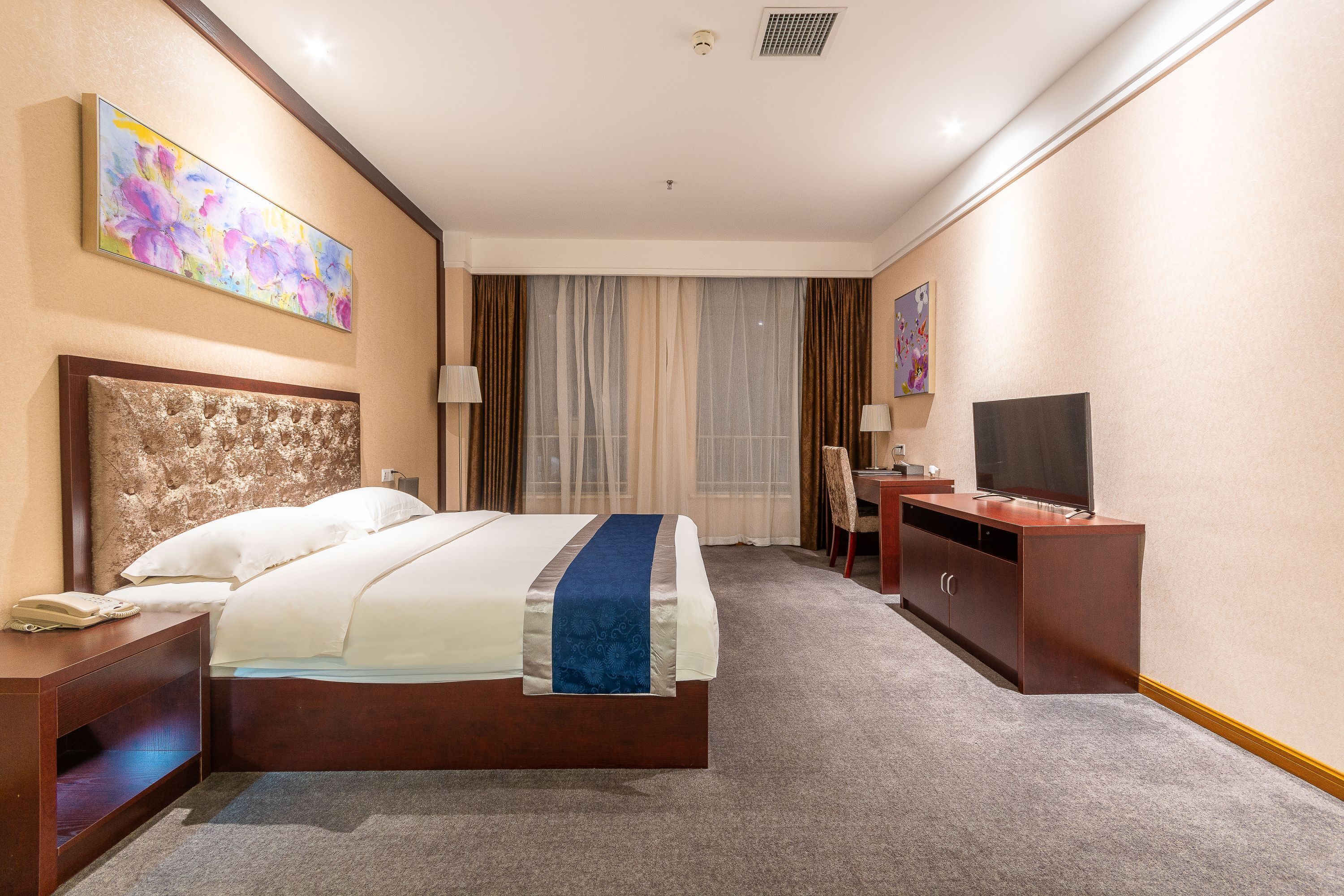 desk, blackout curtains, soundproofing, free wifi